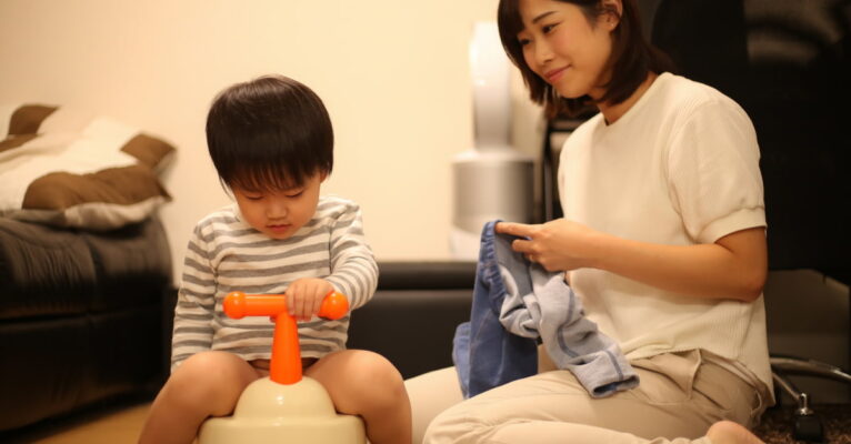 Từ 2 tuổi, áp dụng 5 bước hướng dẫn bé đi vệ sinh 3 hướng dẫn bé đi vệ sinh
