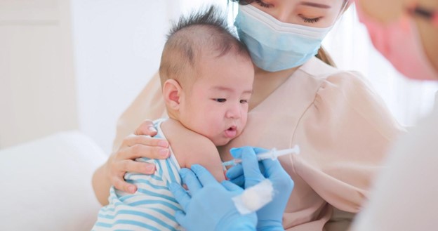 24h sau khi tiêm chủng cho bé: Cha mẹ cần làm gì? 2 tiêm chủng cho bé